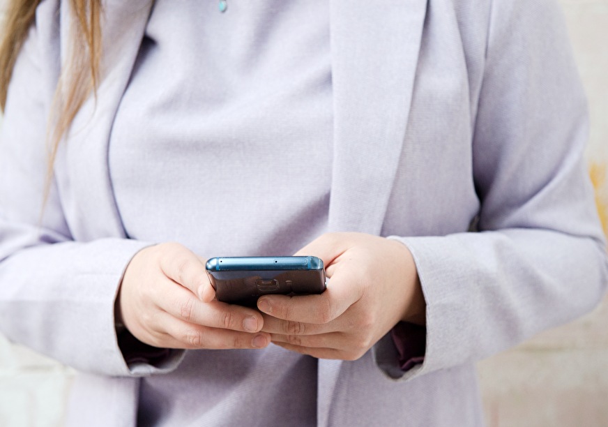 elodie_met_telefoon